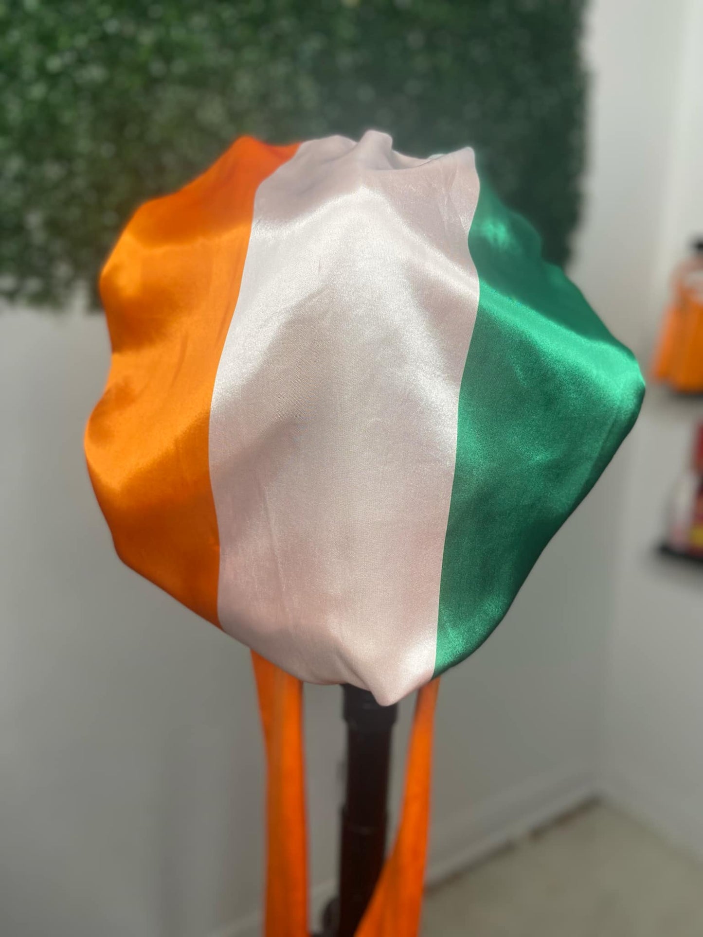 Bonnet en satin ajustable Afrique