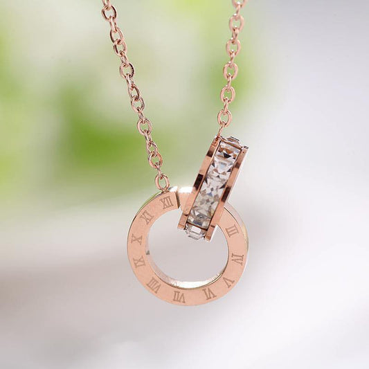 Pendentif rose doré avec chiffre romain