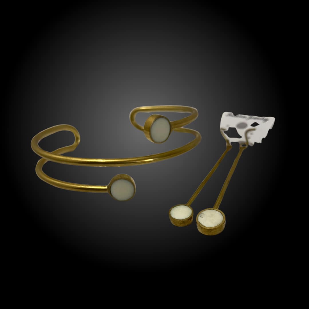 Ensemble boucle d'oreilles et bracelet blanc