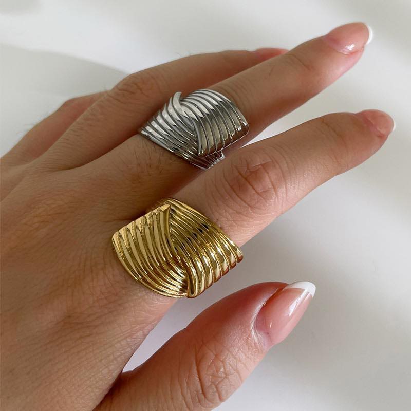 Bague argenté vintage et avant-gardiste